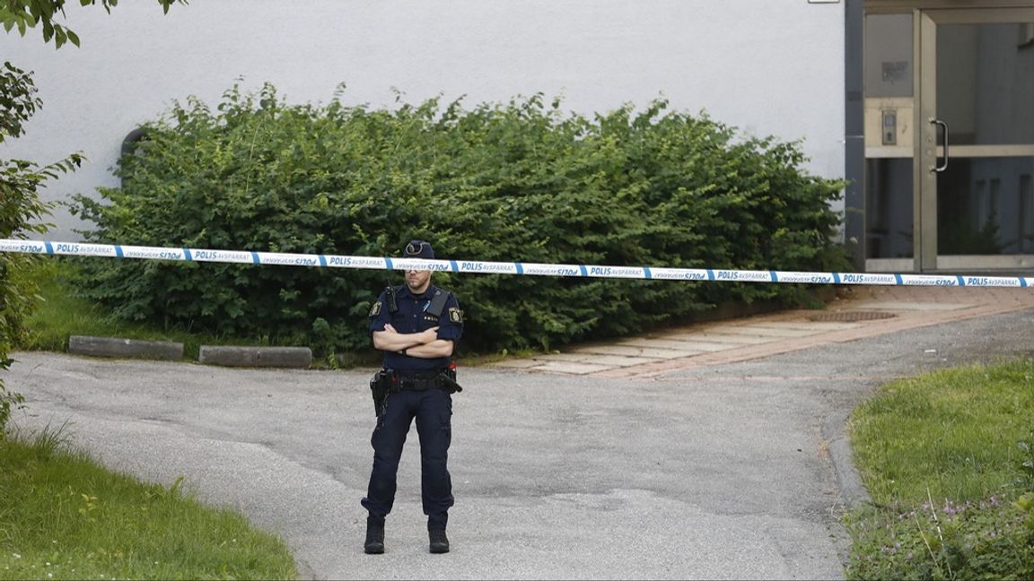 Polis och ambulans larmades till en lägenhet i området Blombacka vid 04-tiden på tisdagsmorgonen. Foto: MICKAN MÖRK/TT