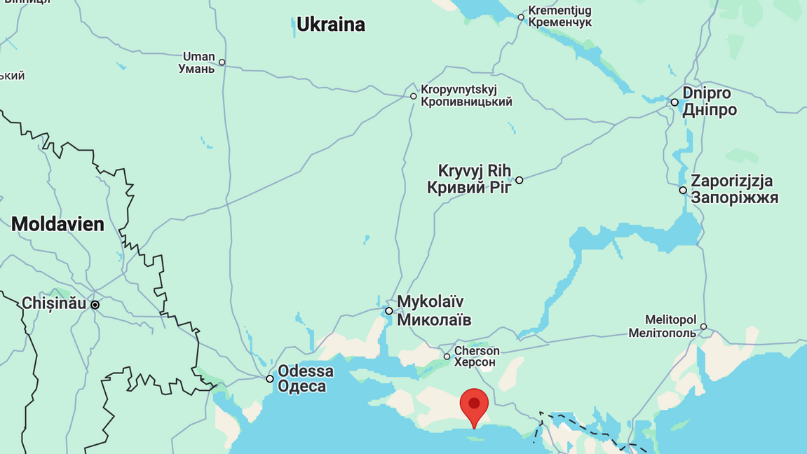 Skadovsk (röd markering) ligger vid Svarta havets kust i den ryskockuperade delen av Cherson-regionen i södra Ukraina. Foto: Google Maps