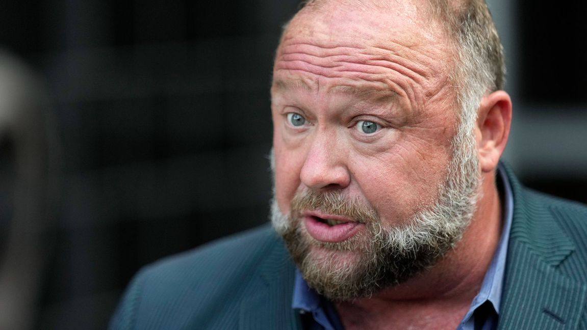 Alex Jones, grundare och ägare av Infowars, vid den federala domstolsbyggnaden i Houston inför en konkursförhandling tidigare i somras. Foto: David J. Phillip/AP/TT 