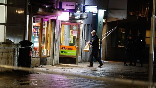 Polis på plats efter att en person skjutits vid en kiosk i Husby i norra Stockholm på onsdagseftermiddagen. Polisen fick larmet strax före halv fyra. Foto: Nicklas Thegerström / TT 