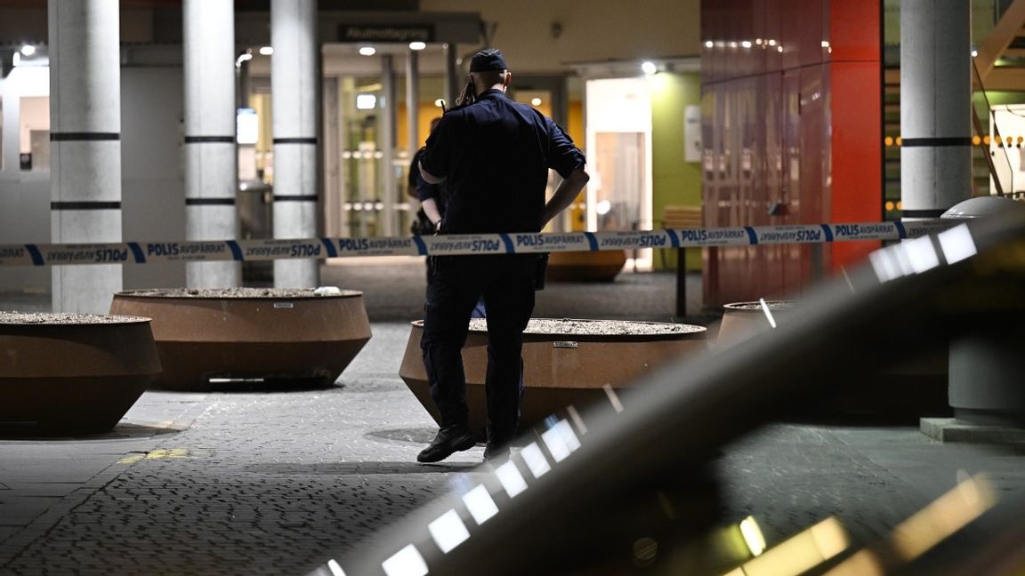 Polis på plats vid akuten på SUS i Malmö efter en knivskärning på Sörbäcksgatan på Kroksbäck i Malmö på tisdagskvällen. Foto: Johan Nilsson / TT 