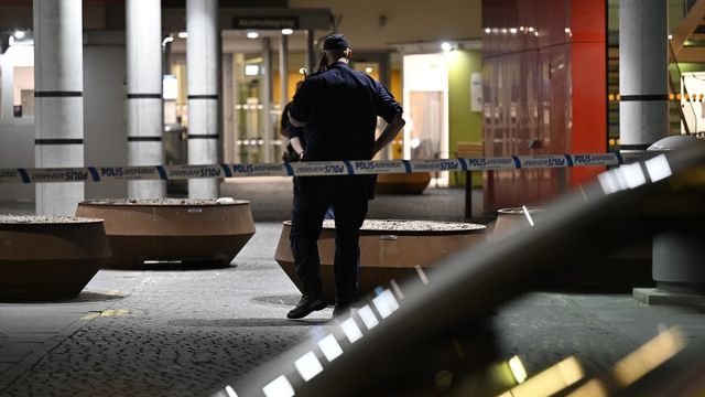 Polis på plats vid akuten på SUS i Malmö efter en knivskärning på Sörbäcksgatan på Kroksbäck i Malmö på tisdagskvällen. Foto: Johan Nilsson / TT