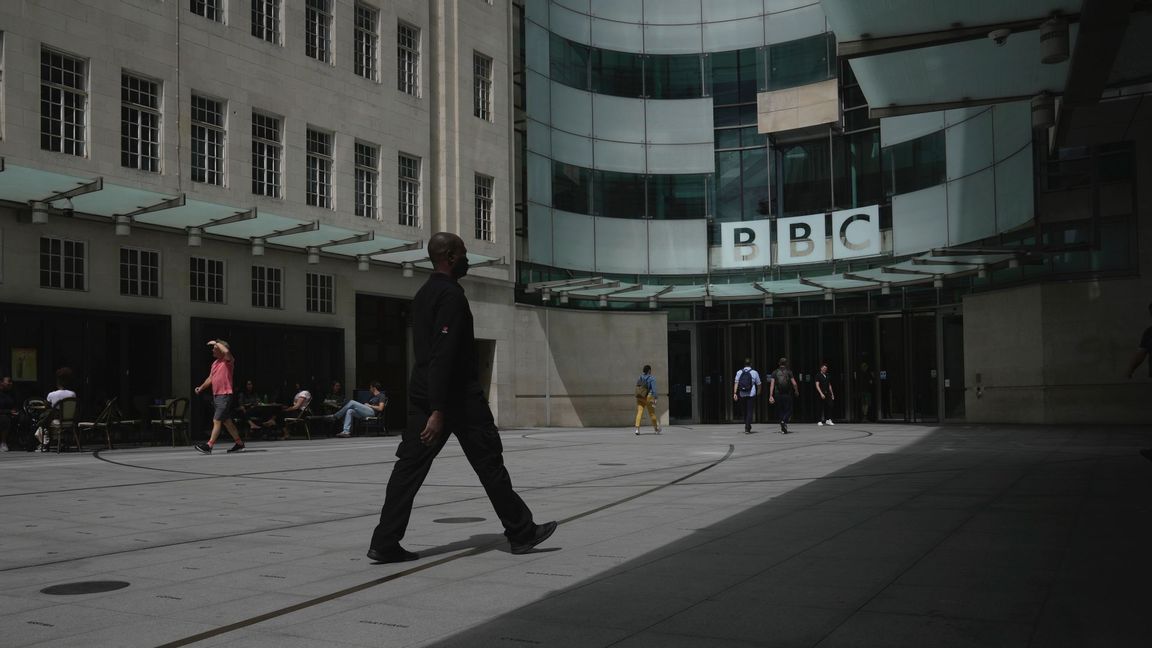 Tillsynsmyndigheten Ofcom vill utreda BBC för sin opartiskhet. Foto: Kin Cheung/AP/TT