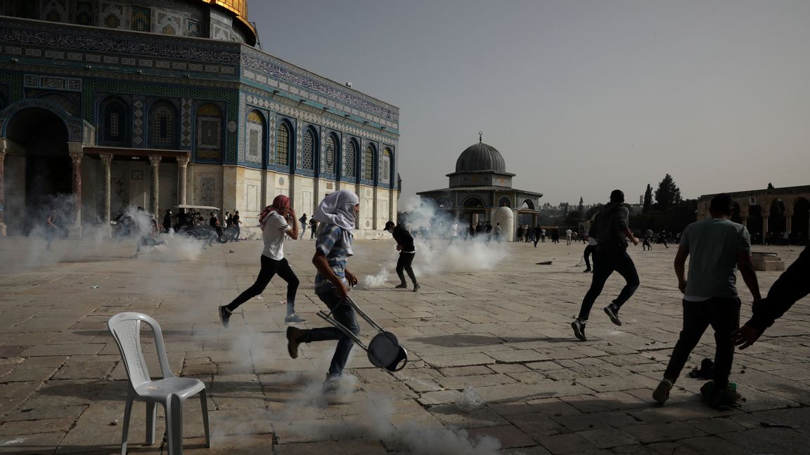 Tårgas vid sammanstötningar framför al-Aqsa-moskén i Jerusalems gamla stad på måndagen. Foto: Mahmud Illian/AP/TT.