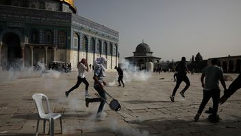 Tårgas vid sammanstötningar framför al-Aqsa-moskén i Jerusalems gamla stad på måndagen. Foto: Mahmud Illian/AP/TT.