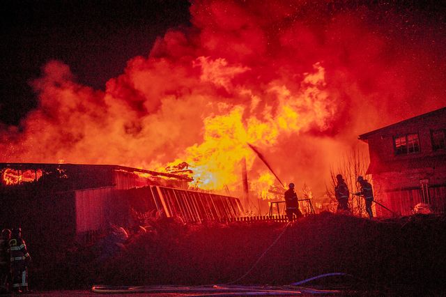 En storbrand utbröt i en verkstad i Västerbykil norr om Sala på tisdagskvällen. Flera bussar är helt utbrända och räddningstjänsten är på plats med flera stationer. Foto: Niklas Hagman/TT