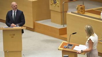 Moderaterna har begärt en särskild riksdagsdebatt om förtroendeskadlig partifinansiering. Niklas Wykman (M) och Lena Hallengren (S) i talarstolen. Jakob Åkersten Brodén/TT