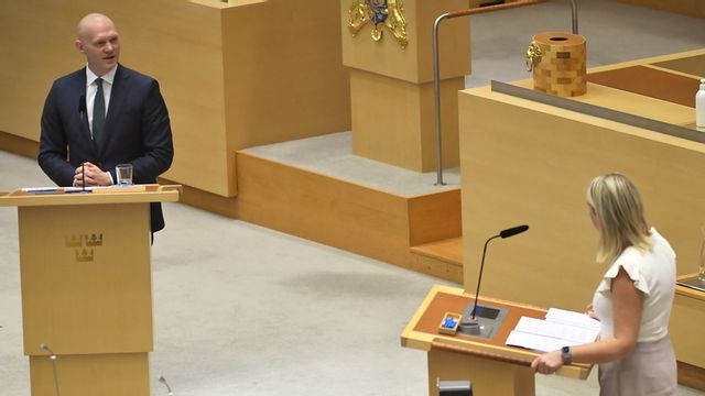 Moderaterna har begärt en särskild riksdagsdebatt om förtroendeskadlig partifinansiering. Niklas Wykman (M) och Lena Hallengren (S) i talarstolen. Jakob Åkersten Brodén/TT
