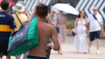 Genrebild. Nu är det strikt förbud mot att gå runt utan tröja i italienska Portofino. Foto: Kirsty Wigglesworth/AP/TT