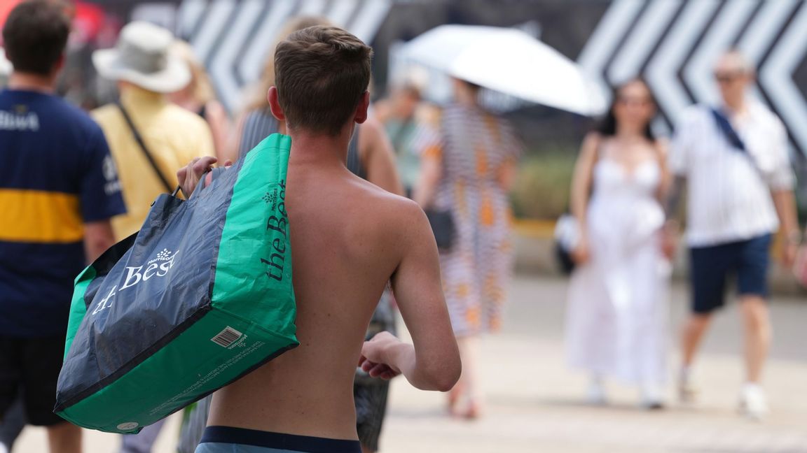 Genrebild. Nu är det strikt förbud mot att gå runt utan tröja i italienska Portofino. Foto: Kirsty Wigglesworth/AP/TT