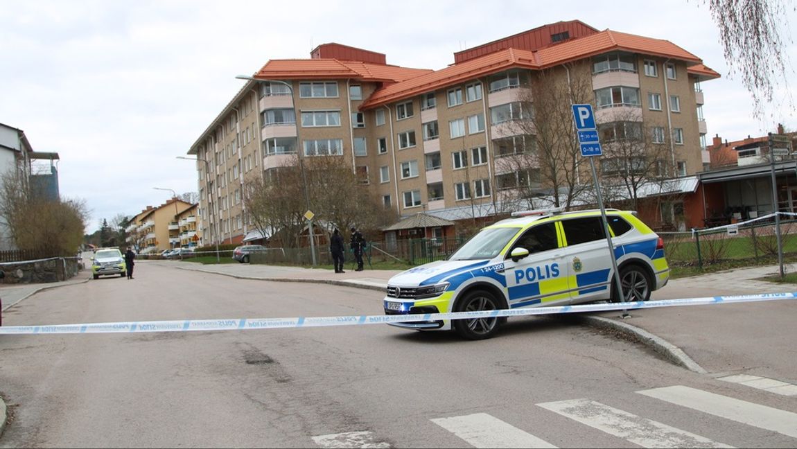 Polis vid en av de platser där den misstänkte mannen i fredags attackerade flera personer. Foto: PETER ARWIDI/TT