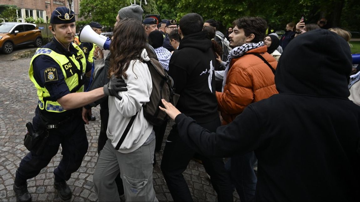 Polisen inledde tidigt i morse en insats i det antiisraeliska tältlägret i Lundagård i centrala Lund. Foto: Johan Nilsson/TT