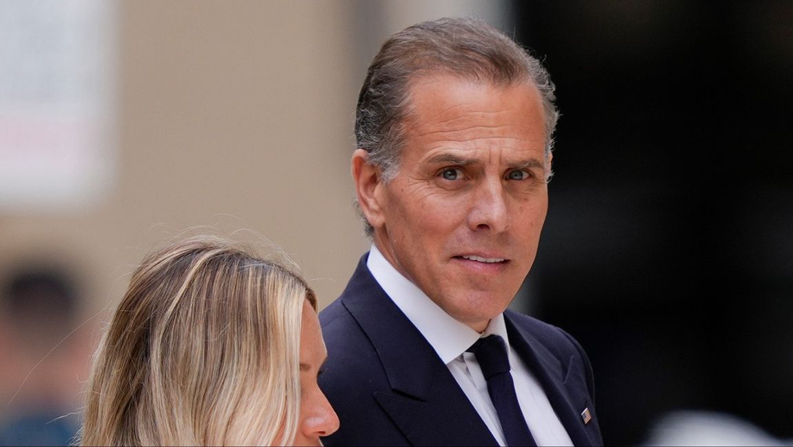 Hunter Biden tillsammans med sin fru Melissa Cohen Biden i samband med att han fälldes tidigare i juni. Foto: MATT ROURKE/AP/TT