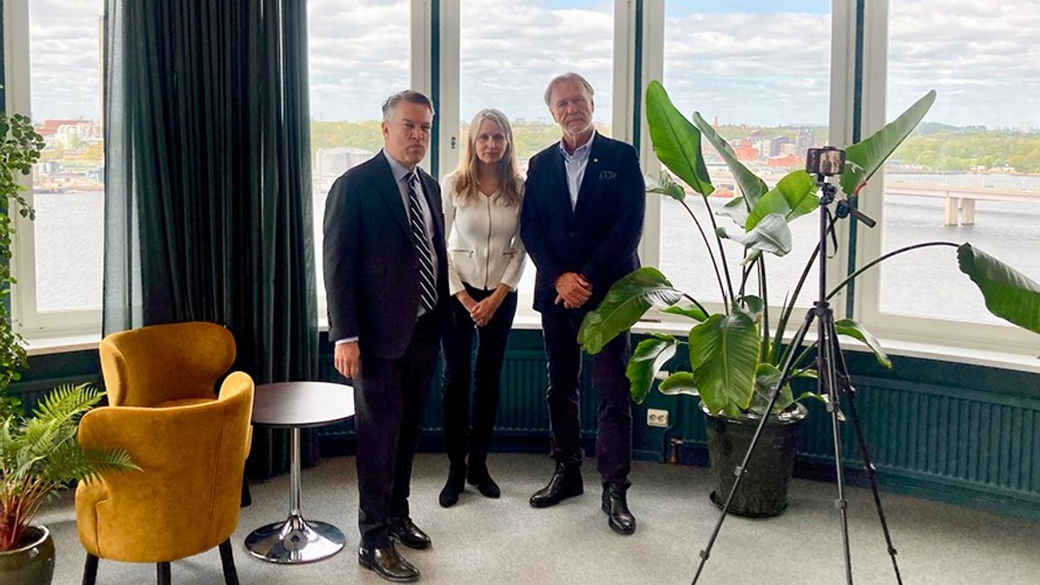 Daniel Källenfors (M), Eva Lund (Hyresgästföreningen Lidingö) och Anders Paulsen (Lidingöpartiet) tar strid mot Stockholms stads planer på andra sidan Lidingöbron. Foto: Oliver Dagnå/Bulletin