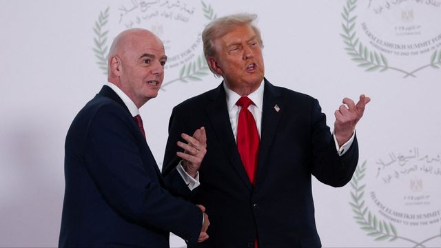 FIFA:s president Gianni Infantino är nära vän med USA:s president Donald Trump. Foto: Suzanne Plunkett/AP/TT