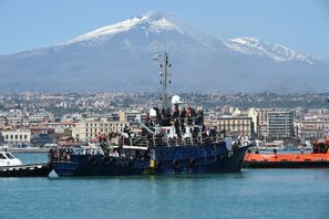 Vulkanen Etna sedd från hamnstaden Catania. Arkivbild. Foto: Salvatore Cavalli/AP/TT