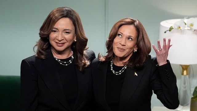 Skådespelerskan Maya Rudolph och vicepresident Kamala Harris under en Saturday Night Live-inspelning. Foto: Jacquelyn Martin/AP/TT