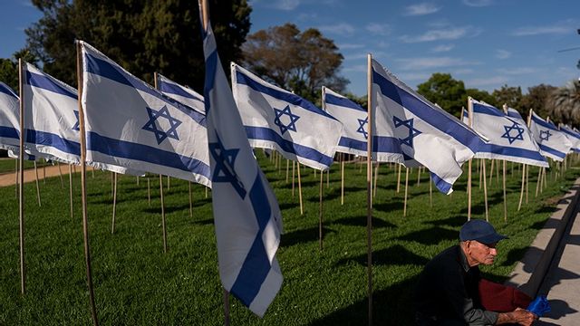 Israeliska flaggor i Beverly Hills, Kalifornien, till minne av offren i Hamas terrorattack den 7 oktober 2023. Foto: Jae C. Hong/AP/TT