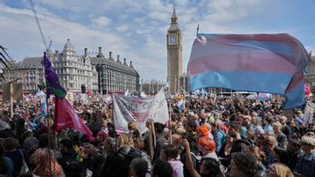 Flera aktivister kräver att NHS-studien ska stoppas. Foto: Alastair Grant/AP/TT