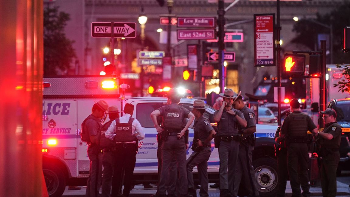 Polis på Manhattan samlade utanför byggnaden där en masskjutning skedde. Foto: Angelina Katsanis/AP/TT