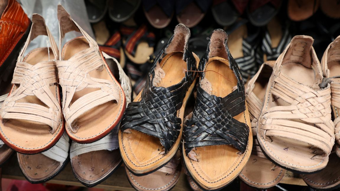 Mexikanska "huaraches" har orsakat kontrovers för Adidas efter att skotillverkaren gjort en egen variant på sandalen.  Luis Alberto Cruz/AP/TT