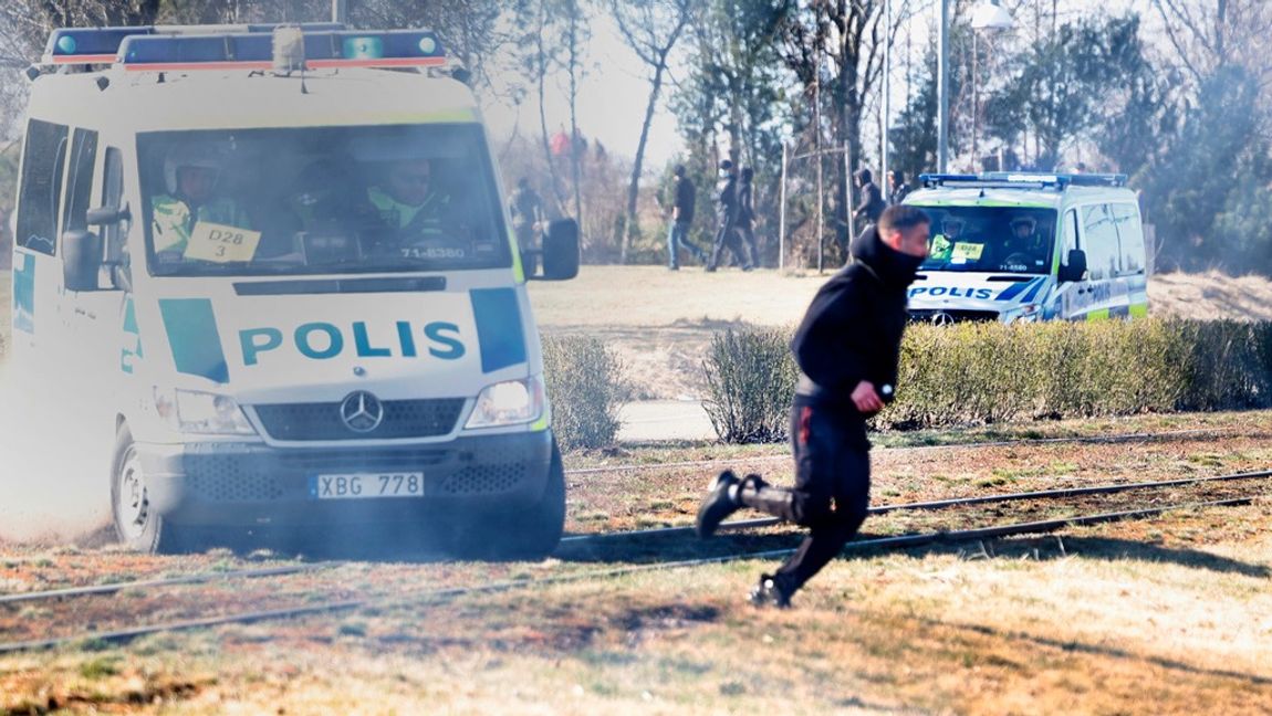 Polis jagar en deltagare i Korankravallerna i Norrköping. Foto: Stefan Jerrevång/TT