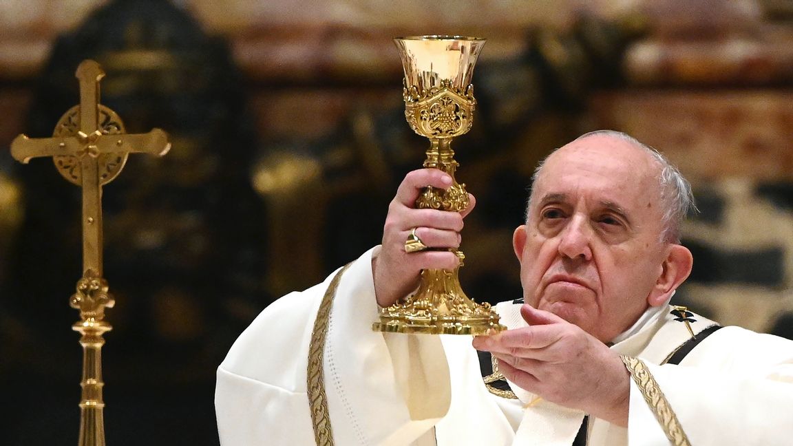 Påven Franciskus firar mässa i Peterskyrkan på julafton. Foto: Vincenzo Pinto/AP/TT