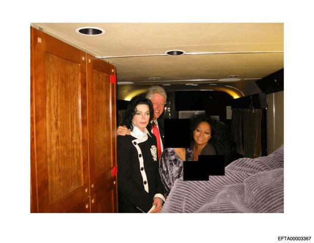 På ett odaterat foto bland filerna syns artisten Michael Jackson, tidigare president Bill Clinton och Diana Ross tillsammans med en person som maskats. USA:s justitiedepartement via AP/TT