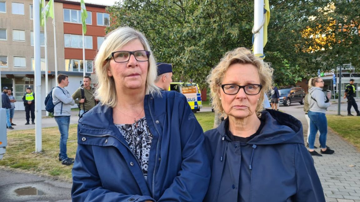 Eva-Britt Luvö och Maria ”Ia” Rasmusson, som båda varit nattvandrare sedan slutet av 1990-talet, ville visa sitt stöd för den avlidne polismannens familj och kollegor. Foto: Sören Billing.