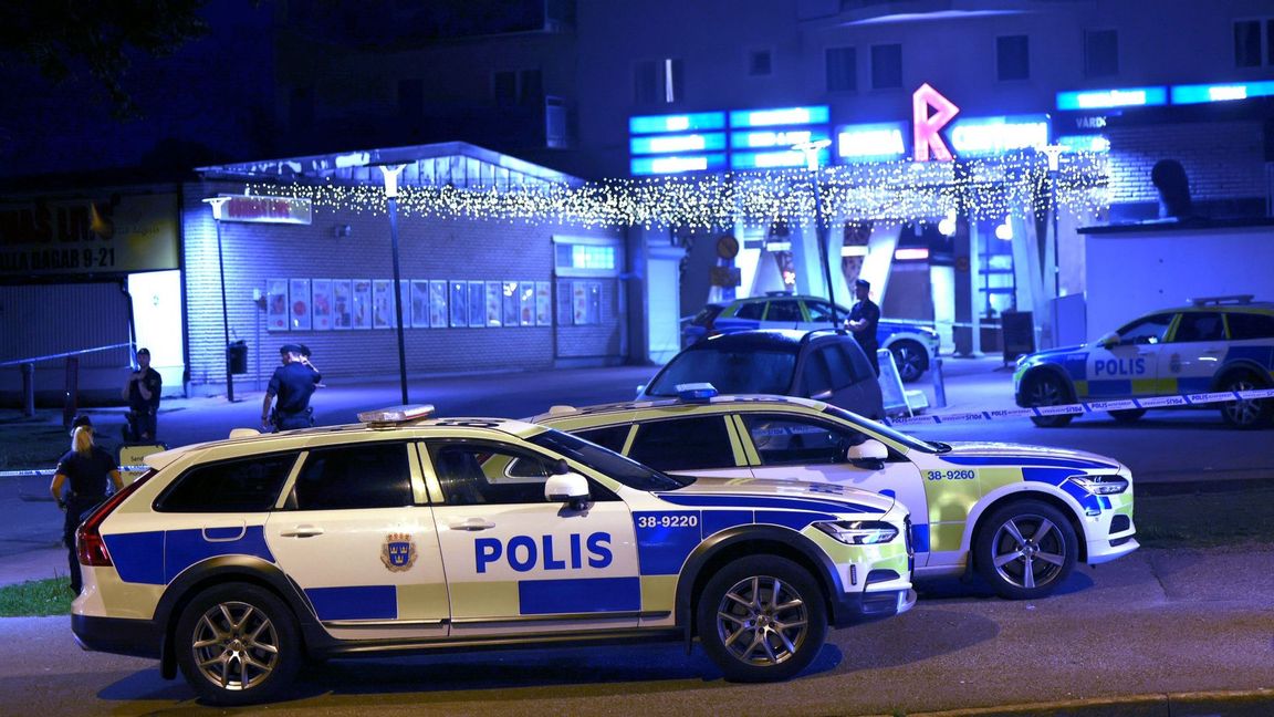 Polis på plats sedan en man i 25-årsåldern skadats i samband med att något detonerat vid en lägenhetsdörr i ett flerbostadshus i stadsdelen Ronna i Södertälje under natten mot tisdagen. Foto: Blåsljusbilder / TT 