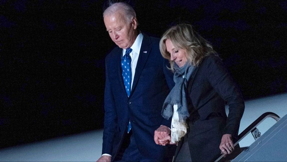 Joe Biden får stöd av frun Jill Biden när han går av Air Force One. Foto: AP