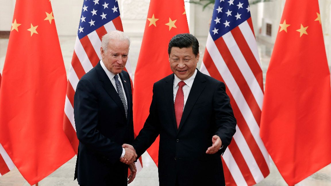 Tonen mellan Kina och västvärlden har hårdnat på sistone. USA:s president Joe Biden och Kinas Xi Jinping förväntas snart mötas för första gången med Biden som president. Bilden är från ett möte 2013, då Biden var USA:s vicepresident. Foto: Lintao Zhang/AP/TT.