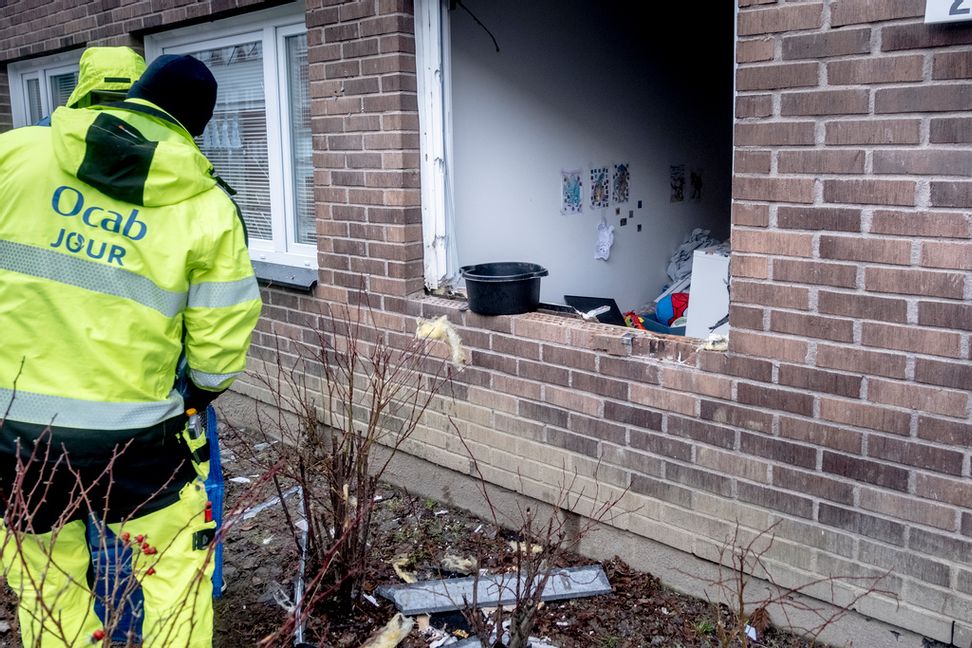 En bomb exploderade utanför ett barnrum i ett flerfamiljshus i Bro utanför Stockholm i slutet av januari. Foto: Magnus Hjalmarson Neideman/SVD/TT