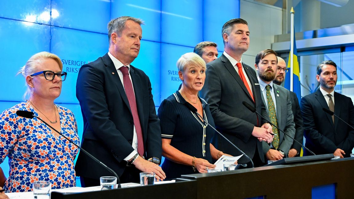 Pensionsgruppen med bland andra Martina Johansson (C), Anders Ygeman (S), Anna Tenje (M) äldre- och socialtjänstminister, Oscar Sjöstedt (SD), Hans Eklind (KD), Malte Tängmark Roos (MP), Ola Möller (S) och Patrik Karlson (L) håller gemensam pressträff och presenterar resultaten av pensionsgruppens överläggningar. Foto: Anders Wiklund / TT 