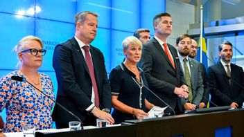 Pensionsgruppen med bland andra Martina Johansson (C), Anders Ygeman (S), Anna Tenje (M) äldre- och socialtjänstminister, Oscar Sjöstedt (SD), Hans Eklind (KD), Malte Tängmark Roos (MP), Ola Möller (S) och Patrik Karlson (L) håller gemensam pressträff och presenterar resultaten av pensionsgruppens överläggningar. Foto: Anders Wiklund / TT 