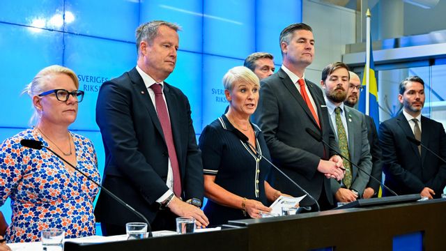 Pensionsgruppen med bland andra Martina Johansson (C), Anders Ygeman (S), Anna Tenje (M) äldre- och socialtjänstminister, Oscar Sjöstedt (SD), Hans Eklind (KD), Malte Tängmark Roos (MP), Ola Möller (S) och Patrik Karlson (L) håller gemensam pressträff och presenterar resultaten av pensionsgruppens överläggningar. Foto: Anders Wiklund / TT 