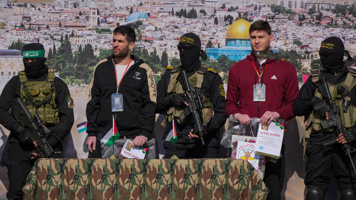 Amerikanskisraeliske Sagui Dekel-Chen och ryskisraeliske Sasha Trufanov på scen inför frigivningen. Abdel Kareem Hana/AP/TT