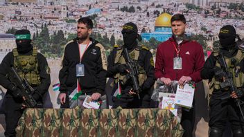 Amerikanskisraeliske Sagui Dekel-Chen och ryskisraeliske Sasha Trufanov på scen inför frigivningen. Abdel Kareem Hana/AP/TT