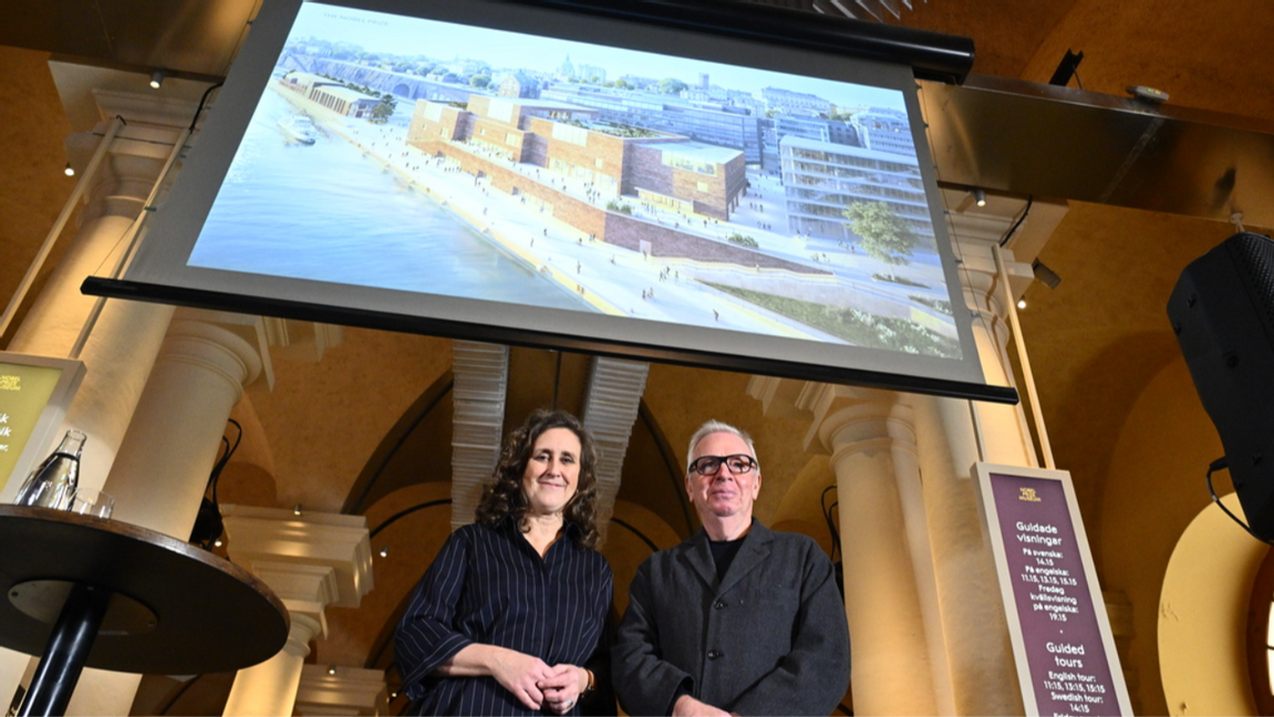 Arkitekten David Chipperfield och Nobelstiftelsens vd Hanne Stjärne (tidigare från SVT) framför förslaget om ett nytt Nobelcenter på Södermalm i Stockholm. Foto: Anders Wiklund/TT