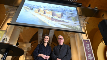 Arkitekten David Chipperfield och Nobelstiftelsens vd Hanne Stjärne (tidigare från SVT) framför förslaget om ett nytt Nobelcenter på Södermalm i Stockholm. Foto: Anders Wiklund/TT