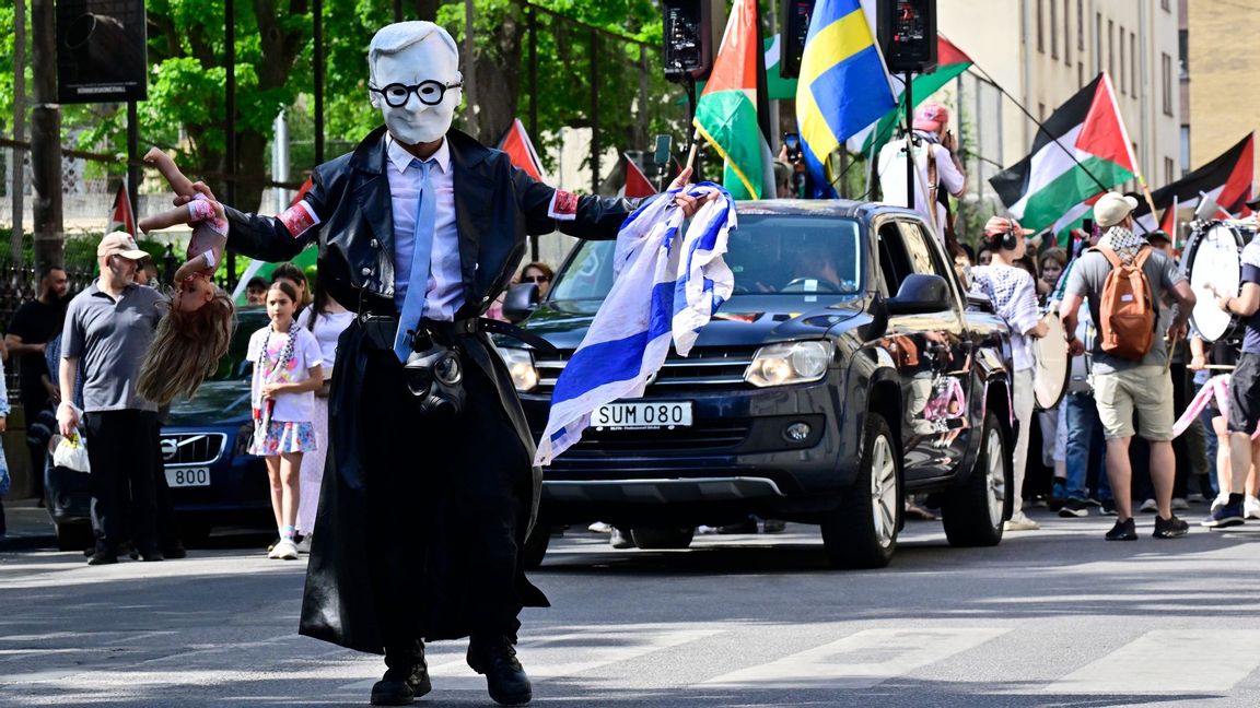 Bild på palestinaaktivisten Aydin Amir Hashimi utklädd till statsminister Ulf Kristersson i en Palestinademonstration. Foto: Jonas Ekströmer/TT