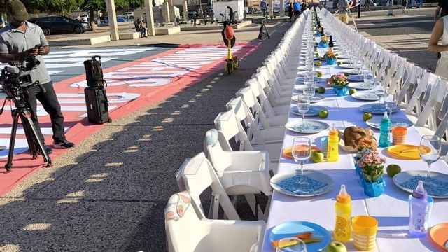 En stol för varje kidnappad. För de kidnappade bebisarna finns nappflaskor. Men svenska kändisar har inget krav på att de ska släppas. Foto: Internet. 