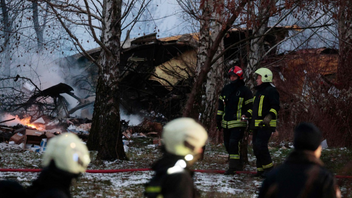 Litauiska räddningsarbetare arbetar på platsen där ett fraktflygplan störtat, utanför huvudstaden Vilnius. Foto: Petras Malukas/AFP/TT 