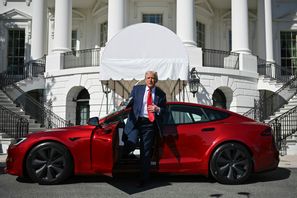 USA:s president Donald Trump kliver ur en Tesla utanför Vita huset på tisdagen. Foto: Pool via AP/TT
