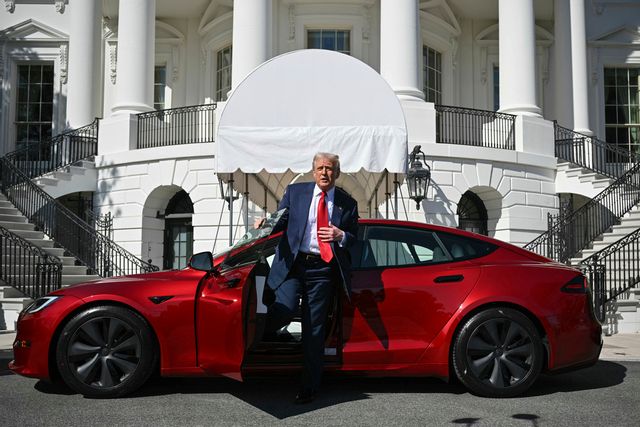 USA:s president Donald Trump kliver ur en Tesla utanför Vita huset på tisdagen. Foto: Pool via AP/TT