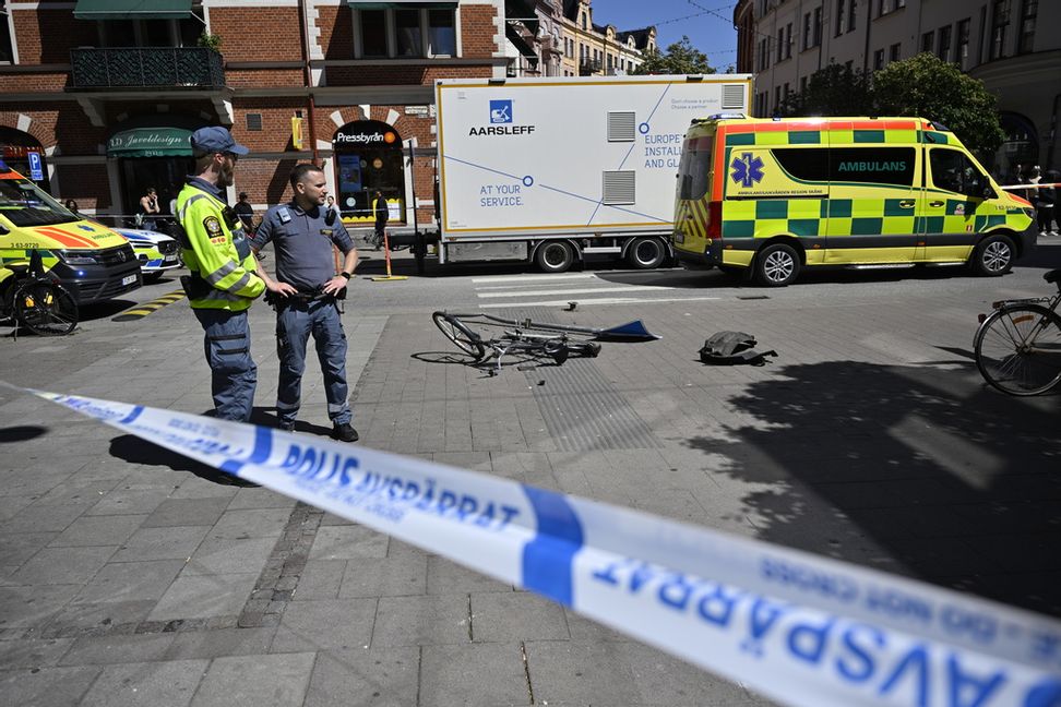 Polis och ambulans på plats efter en trafikolycka på Södra Förstadsgatan vid Triangeln i Malmö på tisdagen. Enligt initiala uppgifter har flera personer skadats då en taxi kolliderade med cyklister och fotgängare. Foto: Johan Nilsson/TT
