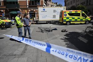 Polis och ambulans på plats efter en trafikolycka på Södra Förstadsgatan vid Triangeln i Malmö på tisdagen. Enligt initiala uppgifter har flera personer skadats då en taxi kolliderade med cyklister och fotgängare. Foto: Johan Nilsson/TT
