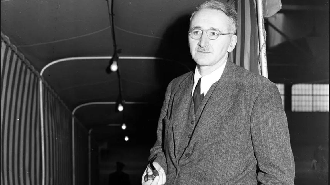 Friedrich Hayek i sitt hem när han fått beskedet att han fått Nobelpriset i ekonomi 1974. Foto: AP