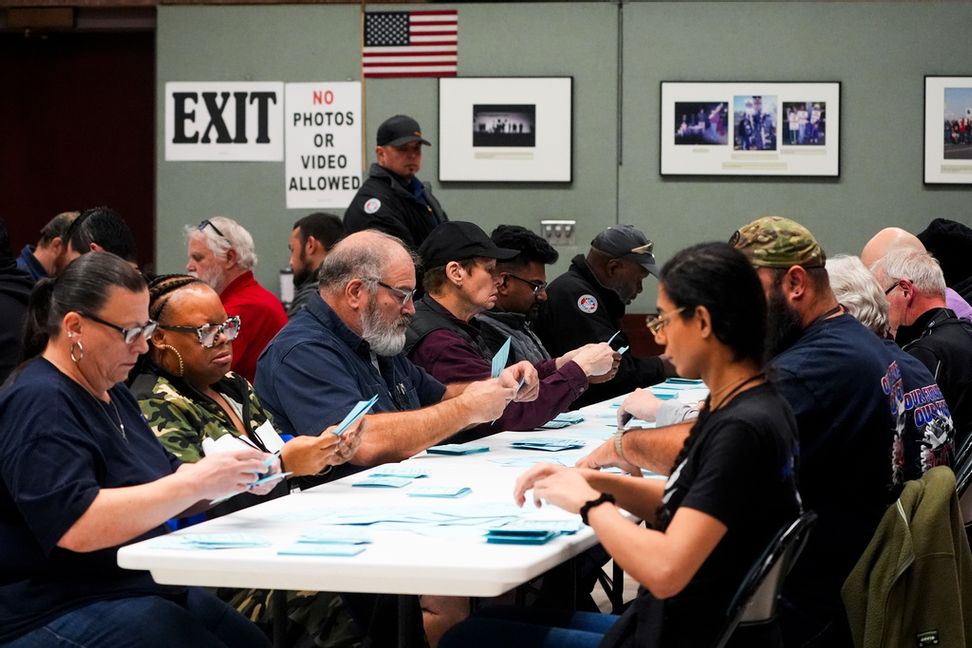 Volontärer räknar röster från fackföreningen IAM:s medlemmar i Seattle. Lindsey Wasson/AP/TT