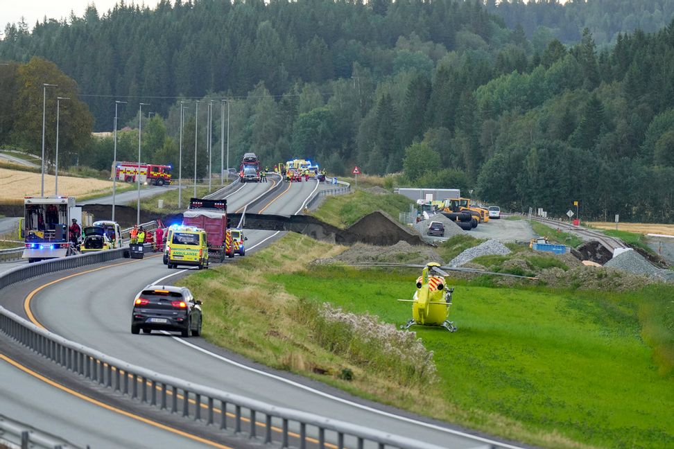 Två personer saknas efter raset som skapat ett stort hål tvärs över E6 vid Nesvatnet i Levanger kommun, nordost om Trondheim. Foto: Ole Martin Wold/NTB/TT